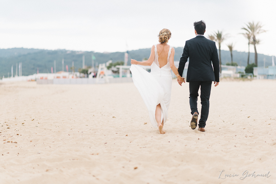 Mariage esprit Dolce Vita pieds dans le sable dans le golf de Saint Tropez