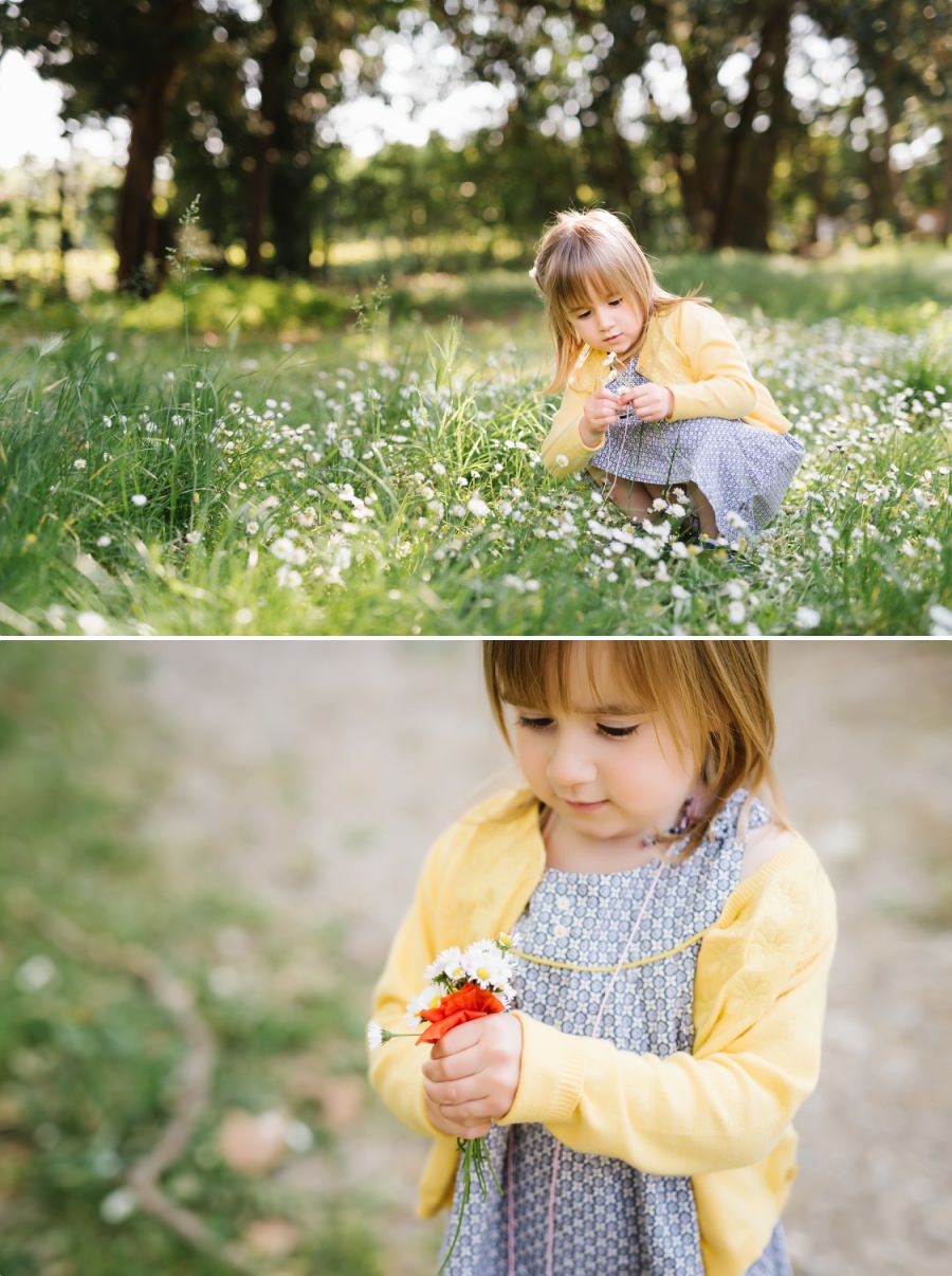 petite fille avec les fleurs de printemps
