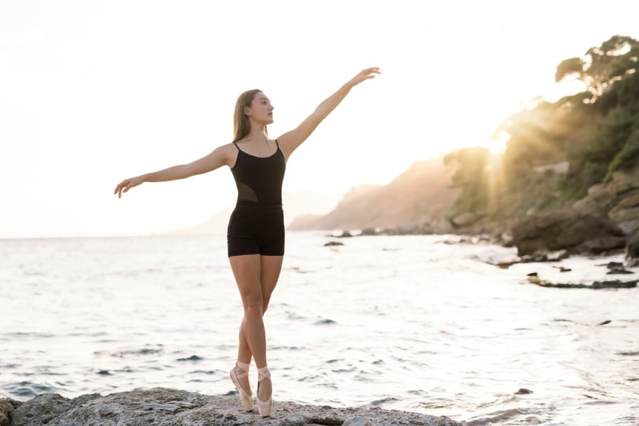 jeune danseuse en séance photo à la plage